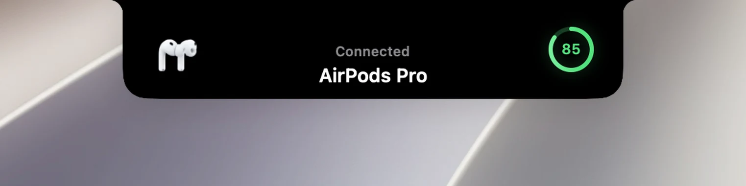 Ein Hinweis zur Verbindung von AirPods an der Notch: ein Kopfhörersymbol, der Gerätename und ein Batteriering