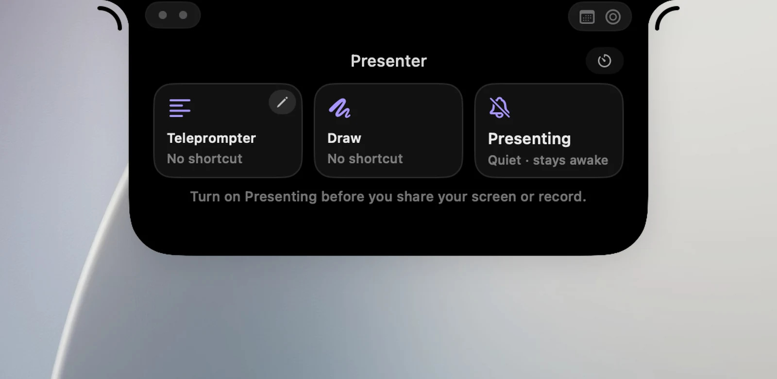 Die Seite „Präsentation“ in der Notch: der Titel mit dem Chip ⏱ „Vortragsdauer“, drei Kacheln „Teleprompter“ (mit der Stifttaste „Skript bearbeiten“), „Zeichnen“ und „Präsentieren“, jede mit „Kein Kurzbefehl“ oder ihrem Status; die Zeile „Schalte Präsentieren ein, bevor du deinen Bildschirm teilst oder aufnimmst.“